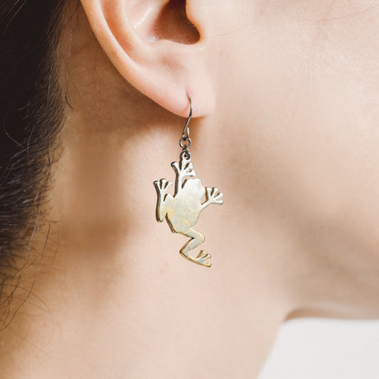 金属アレルギー対応◎　軽くて錆びない　純チタン製　ピアス　イヤリング　カエル　イエロー系