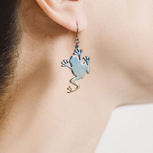 金属アレルギー対応◎　軽くて錆びない　純チタン製　ピアス　イヤリング　カエル　ブルーグラデーション系